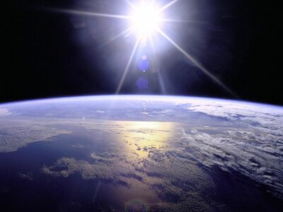 O Sol a pino sobre a Terra (Imagem da NASA Mrshaba em en.wikipedia)