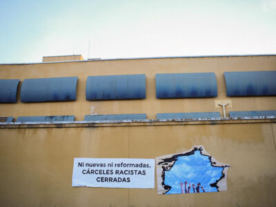 Activists place banners on one of the exterior walls of the CIE of Aluche, in Madrid.
