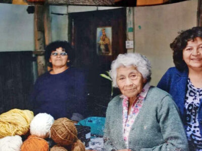 La reconocida tejedora Sara Inalef y su comunidad resisten el desalojo del lugar donde viven en Mallín Ahogado.