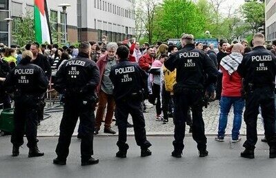 Poliziotti davanti alla sede del  Palestine Congress a Berlino [John Macdougall/AFP]