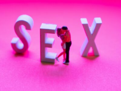 Mann und Frau vor Buchstaben Sex