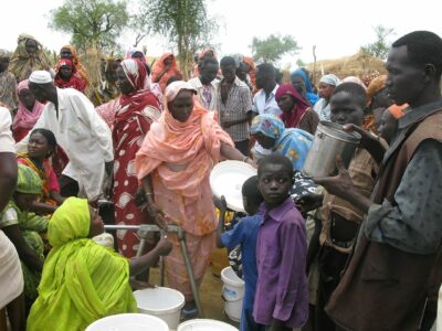 1280px-Refugees_queue_for_water_in_the_Jamam_camp,_South_Sudan_(7118597209)