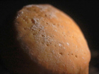 Pan realizado con harina ultra refinada, sal fina, azúcar y manteca (extraída de la leche). Cuatro de los cinco venenos blancos (el quinto es el arroz).