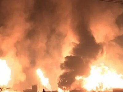 Wir veröffentlichen einen bedeutenden Appell von 353 iranischen Aktivist:innen und Akademiker:innen, die im Iran leben. Sie haben ein Manifest mit einem einfachen und unmissverständlichen Titel veröffentlicht: „Nein zum Krieg.“
Es ist wichtig, der kriegstreiberischen iranischen Diaspora und ihren westlichen Unterstützer:innen zu zeigen, welche tatsächlichen Forderungen diejenigen erheben, die im Land leben. Es stimmt nicht, dass die im Iran ansässigen Iraner:innen – also jene, die Trumps erste Ziele wären – einen Krieg wollen. Jene innerhalb und außerhalb der akademischen Welt, die Trump dafür gedankt haben, dass er das iranische Volk „befreien“ will, sollten wissen, dass er niemanden repräsentiert. Man kann nicht bequem von seinem Zuhause im Westen aus das Leben von Millionen unschuldiger Menschen aufs Spiel setzen.
Dieses Manifest verurteilt politische Repression, das Massaker an Demonstrierenden sowie jede ausländische Invasion, da all dies dem nationalen Interesse zuwiderläuft.
„Nein zum Krieg gegen den Iran“
Krieg ist das schlimmste Übel, das die Politik hervorbringen kann. Er tötet, zerstört und stürzt Familien in Trauer. Er vernichtet Infrastruktur, erzeugt Armut, opfert Unschuldige und schürt neue Gewalt. Er mindert unsere Fähigkeit, mit Krisen umzugehen, und verdunkelt jede Aussicht auf Entwicklung, Demokratie und Gerechtigkeit für den Iran.
Netanjahu und die Falken in Washington zielen mit kriegerischer Rhetorik, Sanktionen und Drohungen ausdrücklich darauf ab, unser Land zu destabilisieren und zu schwächen. Die Tragödien vom Januar 2026 – so schmerzhaft sie auch sind – können keinen Krieg rechtfertigen, kein weiteres Leid für unsere Landsleute und keine Zerstörung unseres Landes.
Wir, Iranerinnen und Iraner unterschiedlicher politischer Überzeugungen, lehnen jede Aggression gegen unser Land entschieden ab. Wir sind überzeugt, dass die Lösung – so schwer sie auch zu erreichen sein mag – im Iran selbst liegt: in konstruktiver Veränderung, in der Erneuerung der Gesellschaft, in einem Wandel von unten nach oben. Das ist der Weg nach vorn. Nicht der Krieg.
Deshalb rufen wir dazu auf, eine starke und einhellige Stimme gegen jede Logik der Kriegstreiberei zu erheben. Im Angesicht jeglicher Aggression werden wir an der Seite unseres Landes stehen. Und wir laden alle unsere Mitbürger:innen – insbesondere jene mit Stimme, Sichtbarkeit und Glaubwürdigkeit – ein, sich diesem Widerstand mit noch größerer Entschlossenheit anzuschließen.
Unterzeichnet von 353 Politiker:innen, Intellektuellen sowie zivilgesellschaftlichen Aktivist:innen aus dem Iran, die ein breites Spektrum politischer Ansichten repräsentieren.