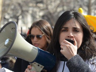 Gewaltfreier Journalismus ist heute notwendiger denn je
