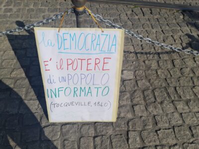 cartello democrazia e informazione
