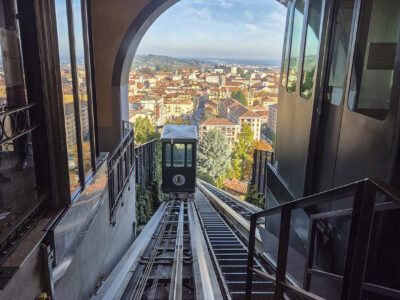 Immgine dell' ex funicolare di Biella con le due cabine e la veduta sulla città dalla stazione del Piazzo