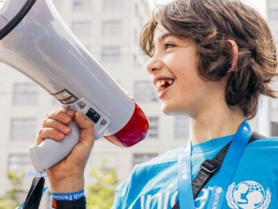 bambino con megafono UNICEF