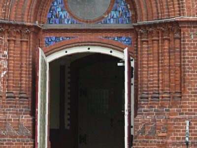 Entrada de Igreja evangelical na Alemanha (Foto de Dguendel, Wikimedia Commons)