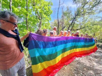 Foto di gruppo in cammino per la pace e il disarmo con striscione della pace