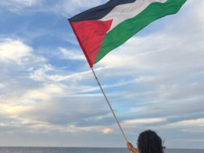 donna con bandiera Palestina rit