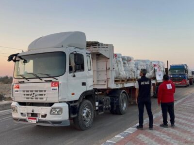 Ein mit Hilfsgütern des Türkischen Roten Halbmonds und der Katastrophenschutzbehörde AFAD beladener Lkw am Grenzübergang Kerem Abu Salem, 12. Oktober 2025 (Bild: AFAD).