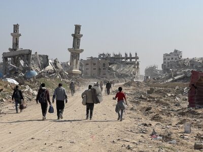 Deslocação forçada das populações e destruição completa de Gaza pelas tropas israelitas entre 2023-25 (Wikimedia Commons, Foto de Jaber Jehad Badwan)