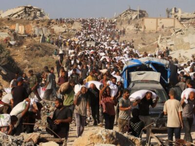 Vatican News - Palestinesi trasportano aiuti umanitari entrati a Gaza attraverso Israele, a Beit Lahia, nella Striscia di Gaza settentrionale