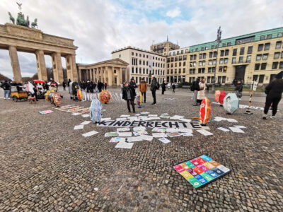 Eine Kunst- und Mahnaktion zum Internationalen Tag der Kinderrechte am Brandenburger Tor