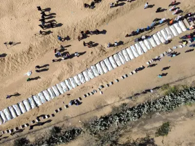 Il cimitero dei numeri a Deir al-Balah, nella Striscia di Gaza.