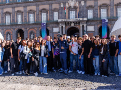 Il ministro Valditara con un scolaresca al primo summit internazionale sull’Intelligenza Artificiale nella scuola, #NextGenAI, svolto a Napoli dall’8 al 13 ottobre 2025