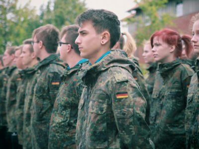 Freiwilliger Militärdienst: eine trügerische Normalität und eine engstirnige Antwort