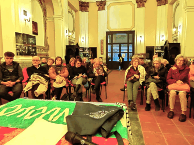 Partecipanti riuniti nella navata della chiesa di San Girolamo delle Monache durante l’assemblea promossa dal Comitato Regionale Pace e Disarmo. L’incontro ha raccolto associazioni pacifiste, realtà sociali e cittadini, impegnati nel confronto su riarmo, leva obbligatoria e diritto all’obiezione di coscienza.