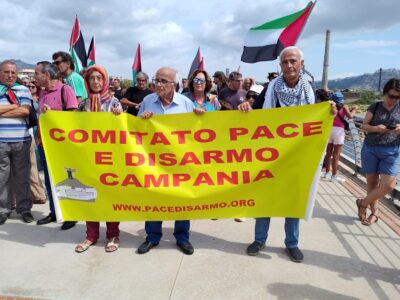 Attiviste e attivisti del Comitato Pace e Disarmo Campania durante una mobilitazione regionale.