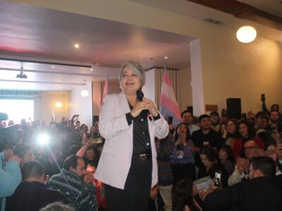 con micrófono Mario Cárdenas