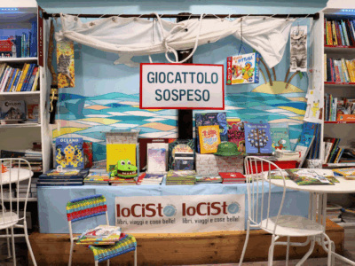 La libreria IoCiSto al Vomero partecipa all’iniziativa del Giocattolo Sospeso con uno spazio dedicato alla raccolta di libri e giochi destinati ai bambini e alle bambine in difficoltà. Un angolo colorato e accogliente che invita alla solidarietà nel periodo natalizio.