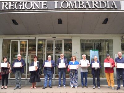 Il Comitato La Lombardia SiCura con le scatole contenenti le firme della petizione per un'altra sanità in Lombardia