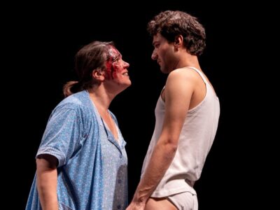 Un momento dello spettacolo L’angelo del focolare, diretto da Emma Dante, che affronta il tema della violenza domestica attraverso una messa in scena essenziale e di forte impatto emotivo. L’opera è stata rappresentata al Teatro San Ferdinando di Napoli. © Masiar Pasquali / Piccolo Teatro Milano – Teatro d’Europa