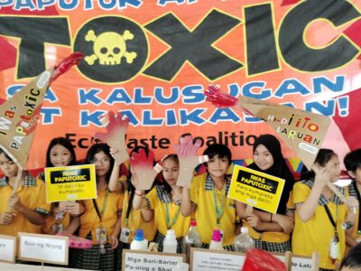 IWAS PAPUTOXIC:  Students of Pinyahan Elementary School join the Iwas Paputoxic drive led by the EcoWaste Coalition promoting a non-injurious and non-polluting way of welcoming the New Year sans firecrackers and fireworks.