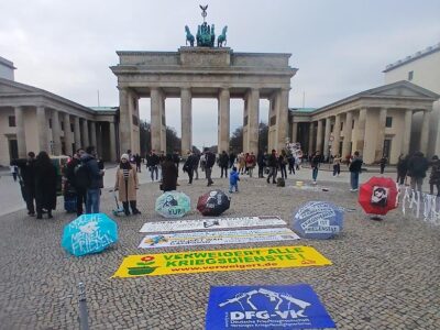 Kunstaktion am Brandenburger Tor: Für das Menschenrecht auf Kriegsdienstverweigerung