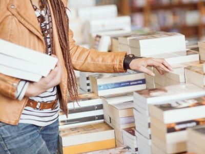 persona che guarda libri in libreria