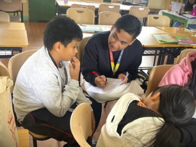 PASSING THE QUILL. The spirit of mentorship is alive as the high school journalists guided their "adings", transferring crucial skills and practical experience to the elementary learners in their respective workshop categories.