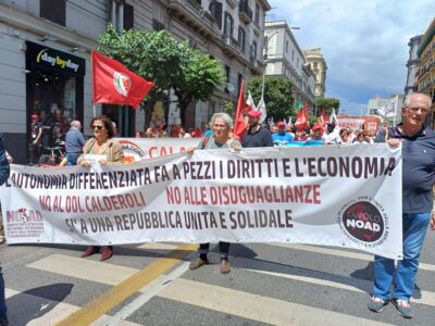 striscione No autonomia differenziata