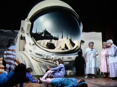 das-rote-haus-im-gorki-theater_w