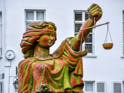 Un moment de l’action « Des géants pour une gigantesque cause » organise par organisations partenaires de la plateforme « 𝘐𝘯 𝘔𝘺 𝘕𝘢𝘮𝘦” a l’occasion de la Journée internationale des migrants. Photo : Tristan Sadones©