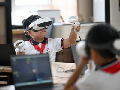 (251224) -- TIANJIN, 24 diciembre, 2025 (Xinhua) -- Imagen del 4 de septiembre de 2025 de estudiantes experimentando con equipos de realidad virtual en un centro de experiencia de inteligencia artificial (IA) de una escuela primaria, en Tianjin, en el norte de China. A partir de este semestre de otoño, Tianjin ha puesto en marcha un despliegue sistemático de un programa obligatorio de IA, que abarca casi todos los grados de primaria y secundaria. Esta iniciativa se erige como uno de los esfuerzos locales más completos para integrar la IA en el sistema de educación básica de la segunda economía más grande del mundo. (Xinhua/Zhao Zishuo) (ah) (ra)