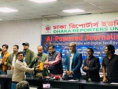 দুই দিনের এআই প্রশিক্ষণ শেষে বিভিন্ন বিষয়ের উপর অংশগ্রহণকারীদের মধ্যে একটি কুইজ প্রতিযোগিতা অনুষ্ঠিত হয়। ডিআরইউ সদস্য সাইফ খন্দকার প্রথম হয়ে প্রধান অতিথির কাছ থেকে পুরষ্কার গ্রহণ করছেন।