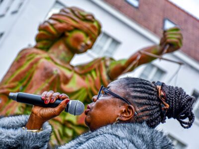 Un moment de l’action « Des géants pour une gigantesque cause » organise par organisations partenaires de la plateforme « 𝘐𝘯 𝘔𝘺 𝘕𝘢𝘮𝘦” a l’occasion de la Journée internationale des migrants.