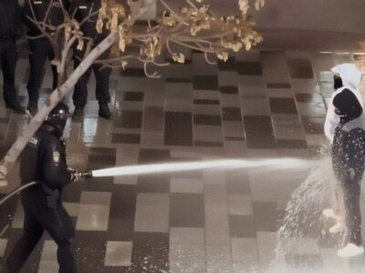 polizia usa idranti contro manifestanti