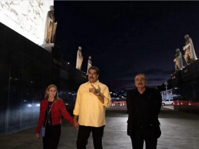 Le président vénézuélien Nicolás Maduro, son épouse Cilia Flores et le journaliste Ignacio Ramonet lors de l’entretien à Caracas. Photo publiée avec l’aimable autorisation d’Ignacio Ramonet.