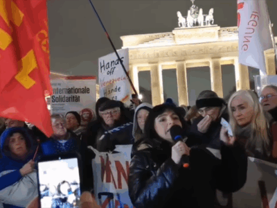 Protest gegen US-Interventionismus: Hunderte demonstrieren vor dem Brandenburger Tor