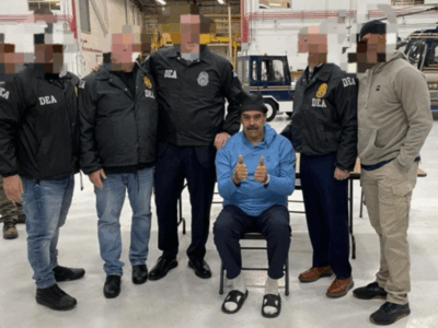 Nicolás_Maduro_posing_with_DEA_Agents_following_his_Capture_by_the_United_States