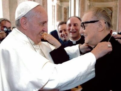 Papa Francesco e Mons. Nogaro (foto pag. Facebook di Un Ponte Per - Comitato Campano)