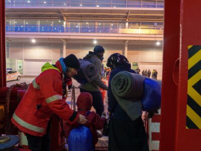 famiglia-sbarco-Ocean-Viking