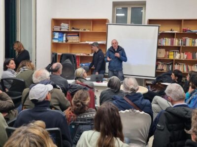 Incontro pubblico a Villa Medusa, a Bagnoli, organizzato da comitati civici e reti antimilitariste per discutere dell’impatto dei grandi progetti sul territorio, del neoliberismo e delle connessioni tra le lotte locali e quanto sta avvenendo nella Striscia di Gaza.