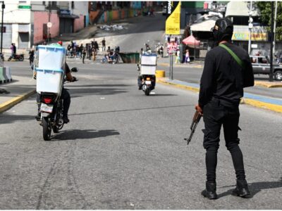 Miembros civiles armados de la Fuerza Colectiva realizan puntos de control tras escucharse explosiones y aviones volando a baja altura en la madrugada del 3 de enero de 2026 en Caracas, Venezuela..