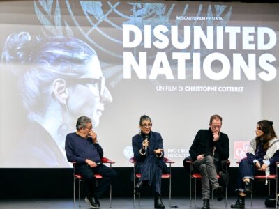 Un momento del dibattito che ha seguito la proiezione serale di Disunited Nations. Al centro Francesca Albanese, Relatrice Speciale delle Nazioni Unite per i Territori Palestinesi Occupati, insieme al regista Christophe Cotteret e a Maurizio Del Bufalo, coordinatore del Festival del Cinema dei Diritti Umani di Napoli. Una serata di confronto pubblico per riportare l’attenzione su Gaza, sul diritto internazionale e sulla responsabilità collettiva di non distogliere lo sguardo.