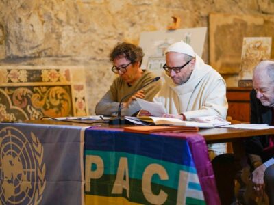 Padre Bernardo, Moreno Biagioni, Andres Lasso al tavolo della conferenza