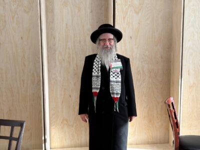 Rabbi Weiss con kefiah