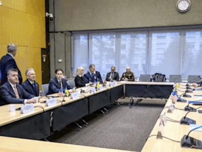 Männerrunde mit einer Frau: Friedensverhandlungen für die Ukraine in Genf (Screenshot; © srf)